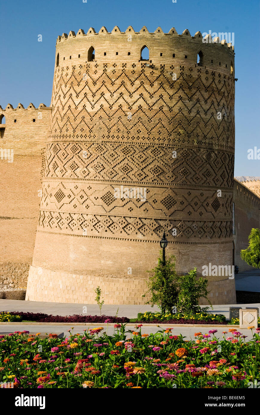 Una de las cuatro torres de la Arg-e-Karim Khani fortaleza, Shiraz, Irán Foto de stock