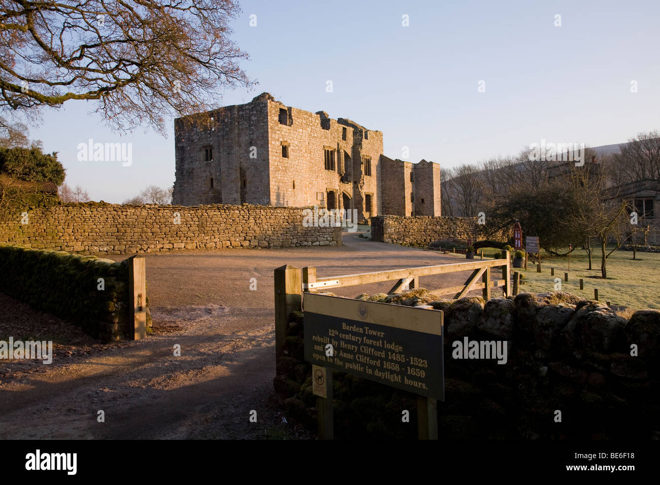 Torre Barden (luz del sol en la hermosa ruina histórica y antigua señal de información en la puerta de entrada) - Bolton Abbey Estate, Yorkshire Dales, Inglaterra Reino Unido. Foto de stock