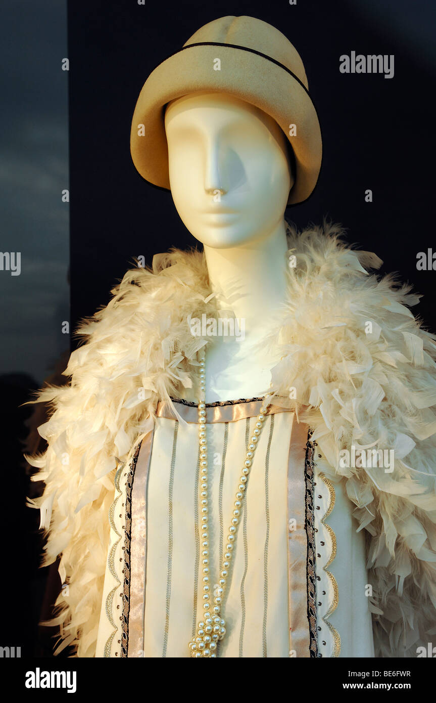 maniqui vestido de 20s estilo vistiendo una estola de plumas un sombrero en una tienda departamental, Hamburgo, Alemania, Europa Fotografía de stock - Alamy