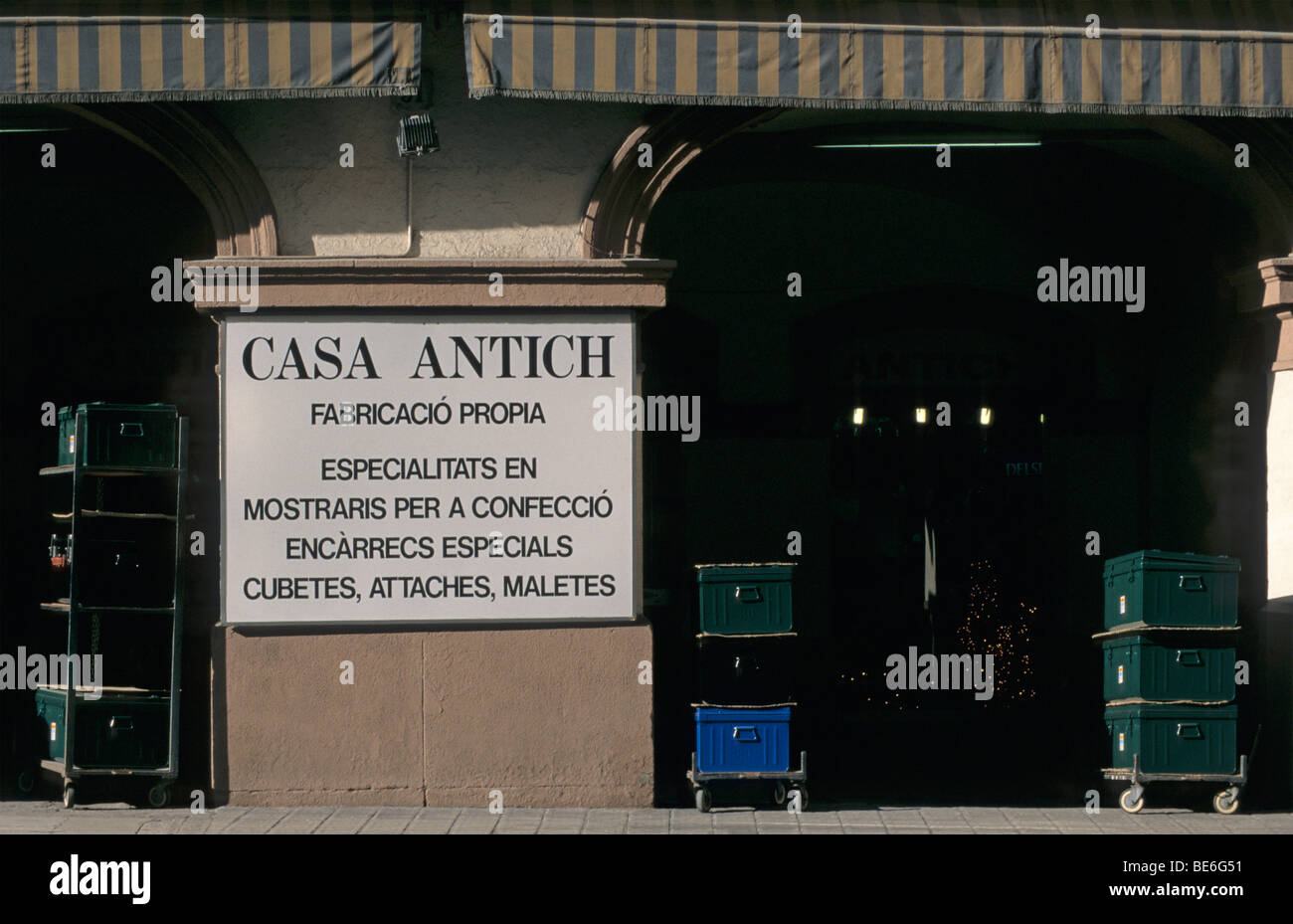 Casa Antich, una tienda de maletas en el centro de Barcelona, C/Consola del Mar de stock - Alamy
