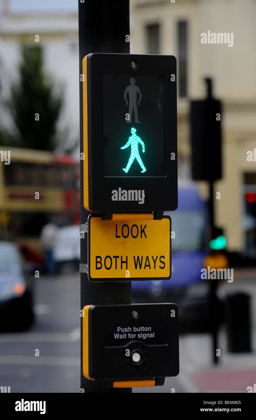 Un hombre iluminado en verde signo 'Ir' en un paso de peatones Fotografía  de stock - Alamy