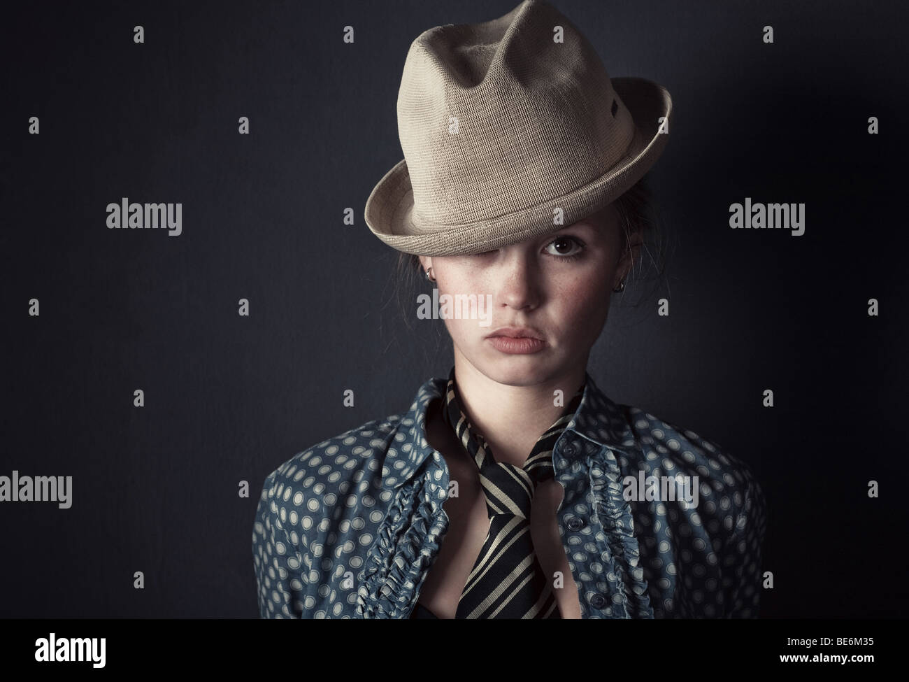 Mujer vistiendo un chaleco y sombrero de paja Fotografía de stock - Alamy
