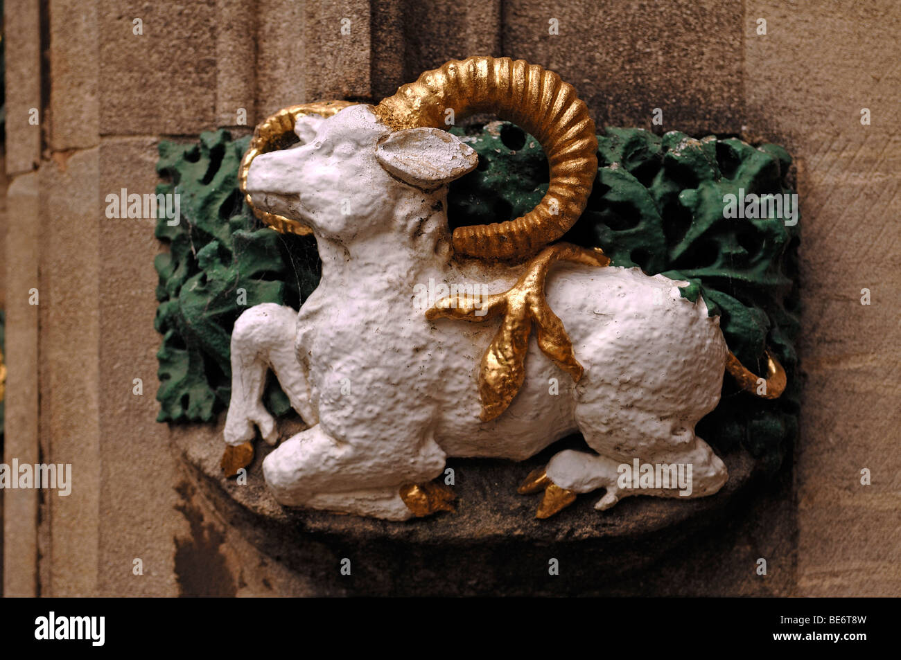 Ram con cuernos de oro, alivio en un pasaje en el Christ's College de la Universidad de St Andrews Street, Cambridge, Cambridgeshire, Inglaterra, Estados Foto de stock