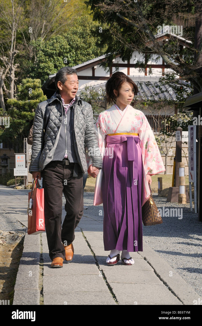 El hombre con la mujer en un kimono y hakama en el templo Kodaiji,  Higashiyama, Kyoto, Japón, Asia Fotografía de stock - Alamy