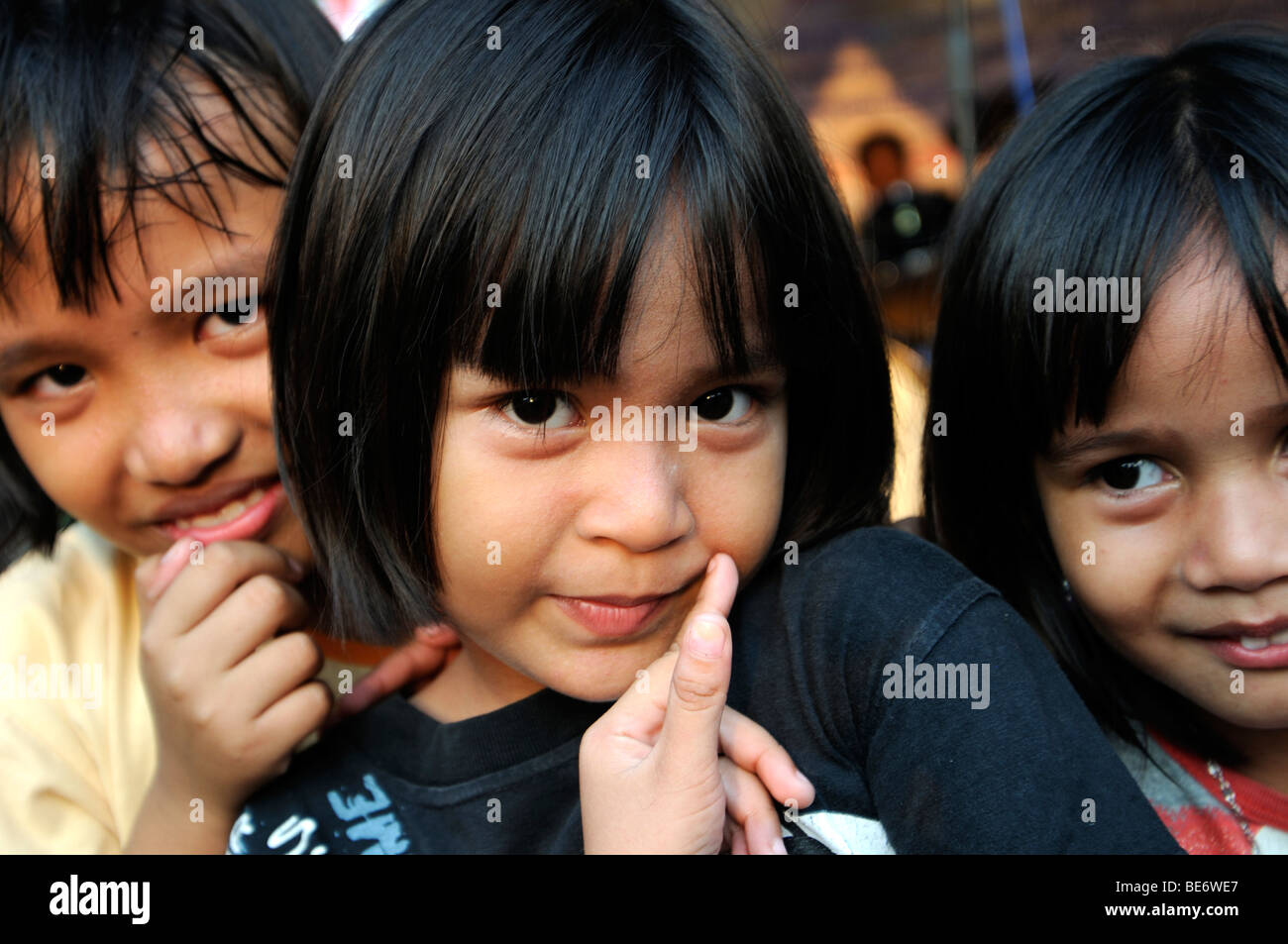 Los niños en la calle Jalan jaksa concierto cerca de Yakarta, Indonesia Foto de stock