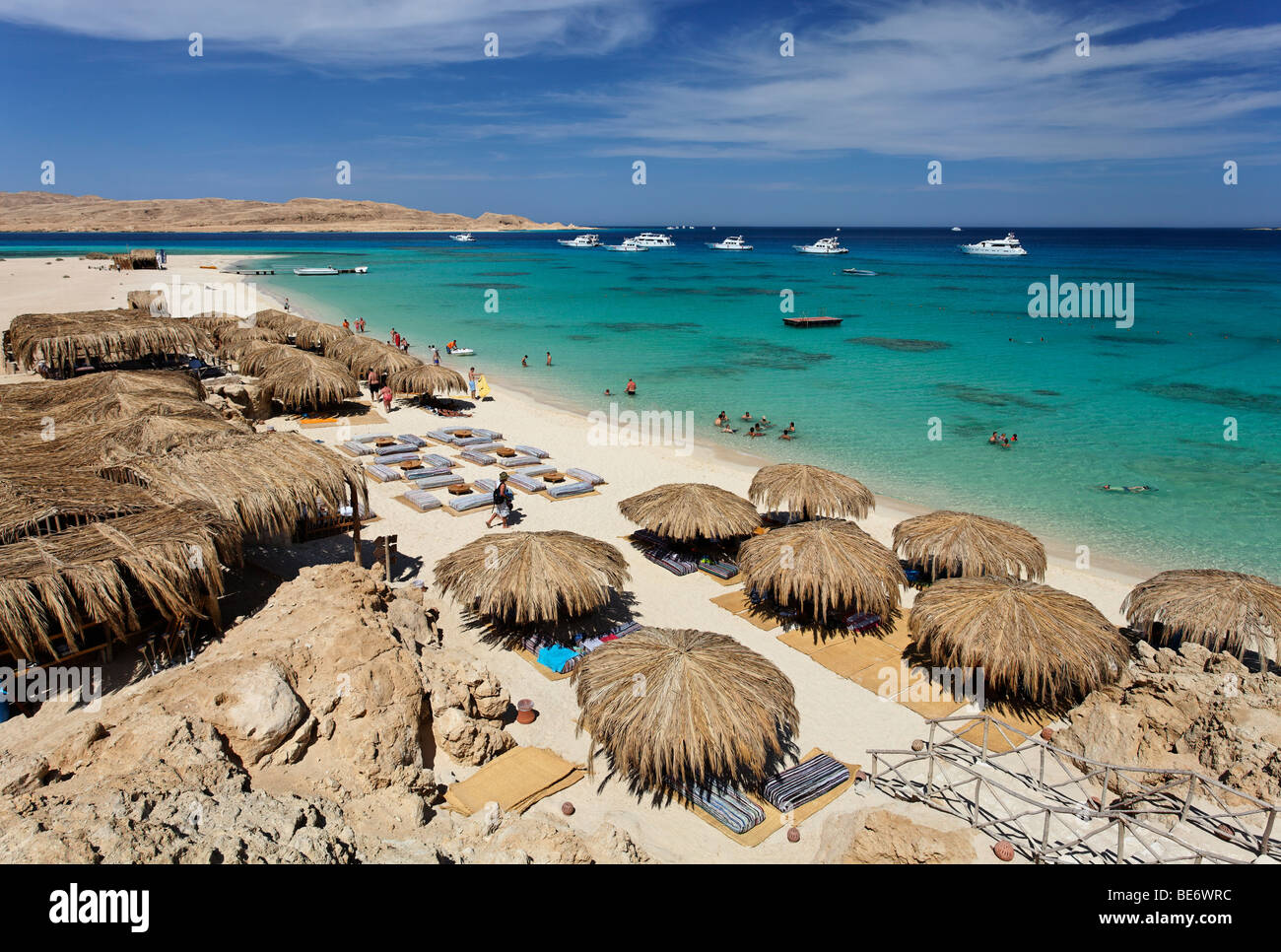 Playa, sombrillas de playa, laguna, nadadores, personas, buques, Playa Mahmya, playa, Isla Giftun Hurghada, Egipto, África, el Mar Rojo. Foto de stock