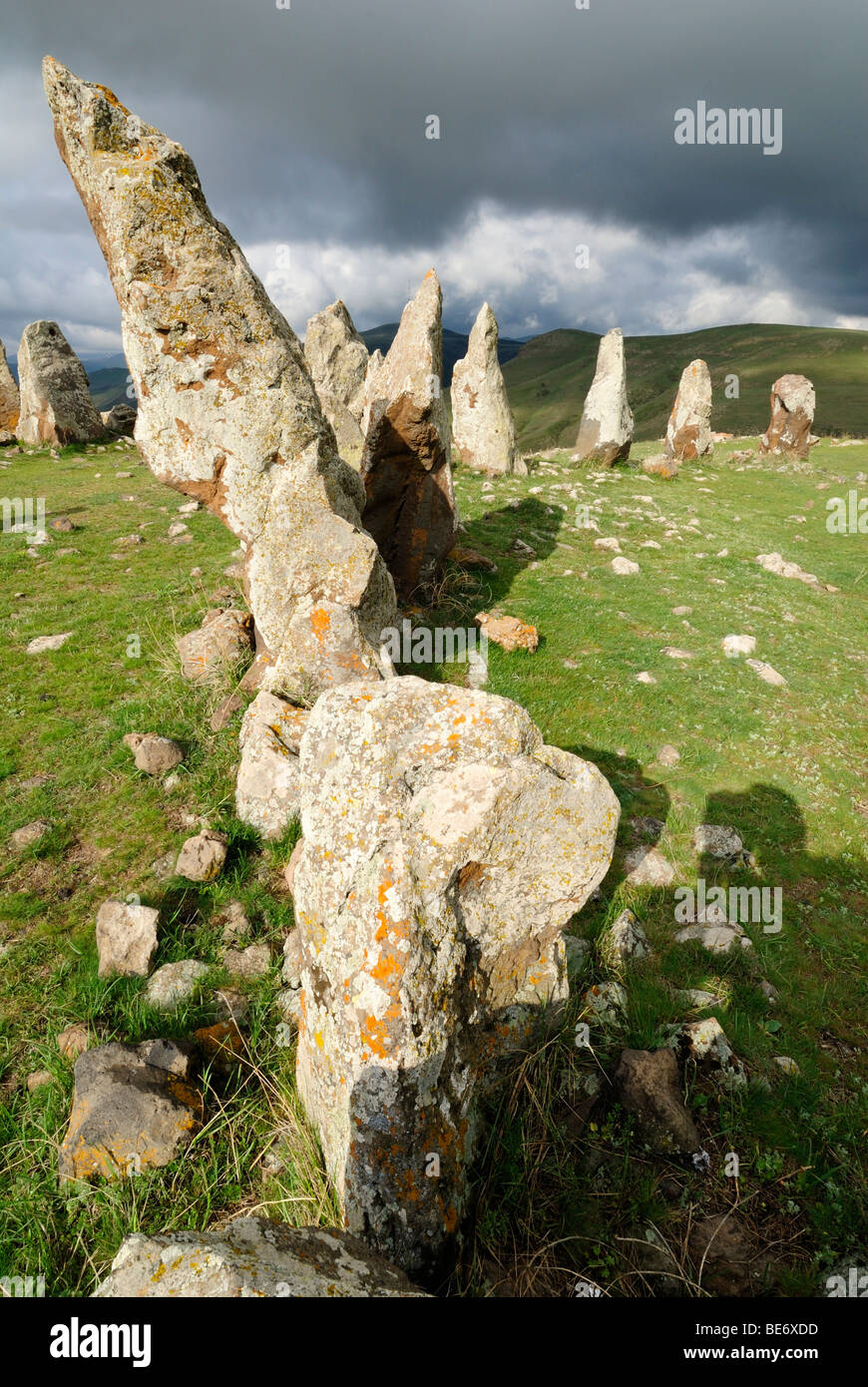 Zorats Karer, 6000 B.C., stoneage Observatory, menhir de Karahunj, Cara Hunge, Armenia, Asia Foto de stock