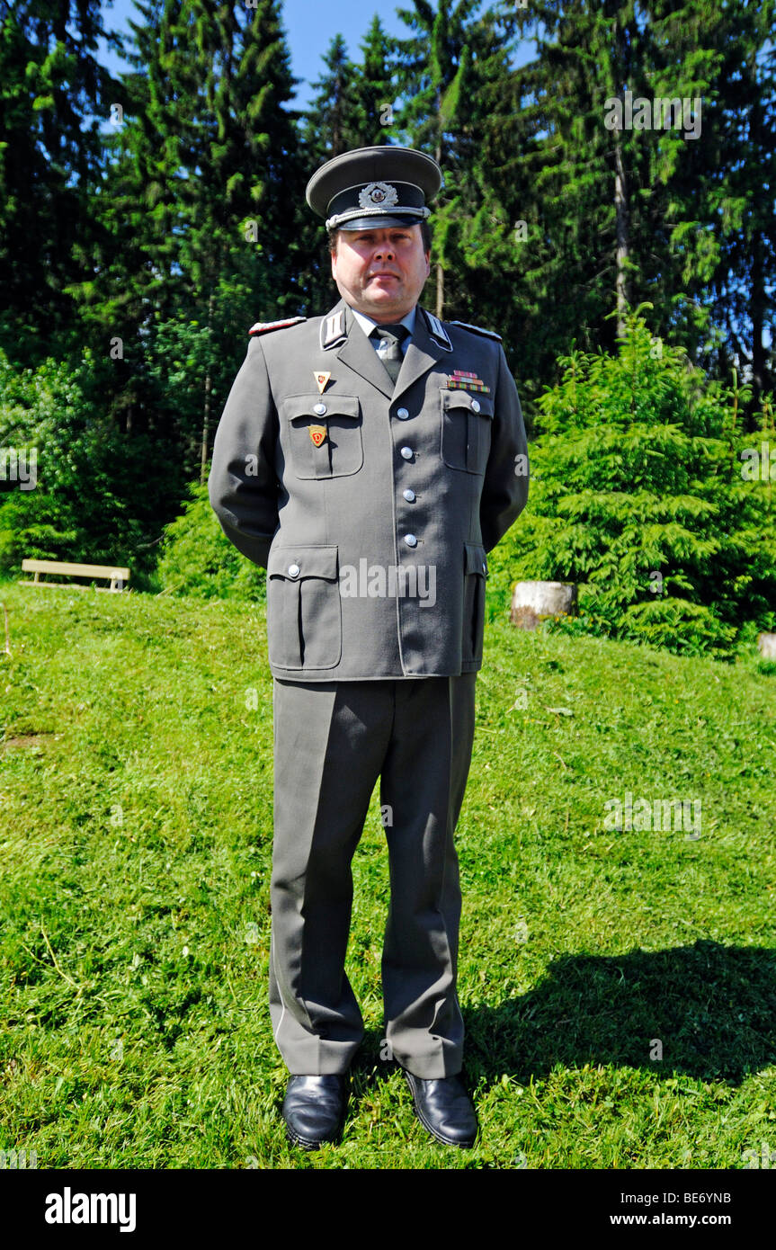 Guía del museo en el uniforme de un importante de la seguridad nacional, la Staatssicherheit Stasi, museo Bunkermuseum Frauenwald, Th Foto de stock