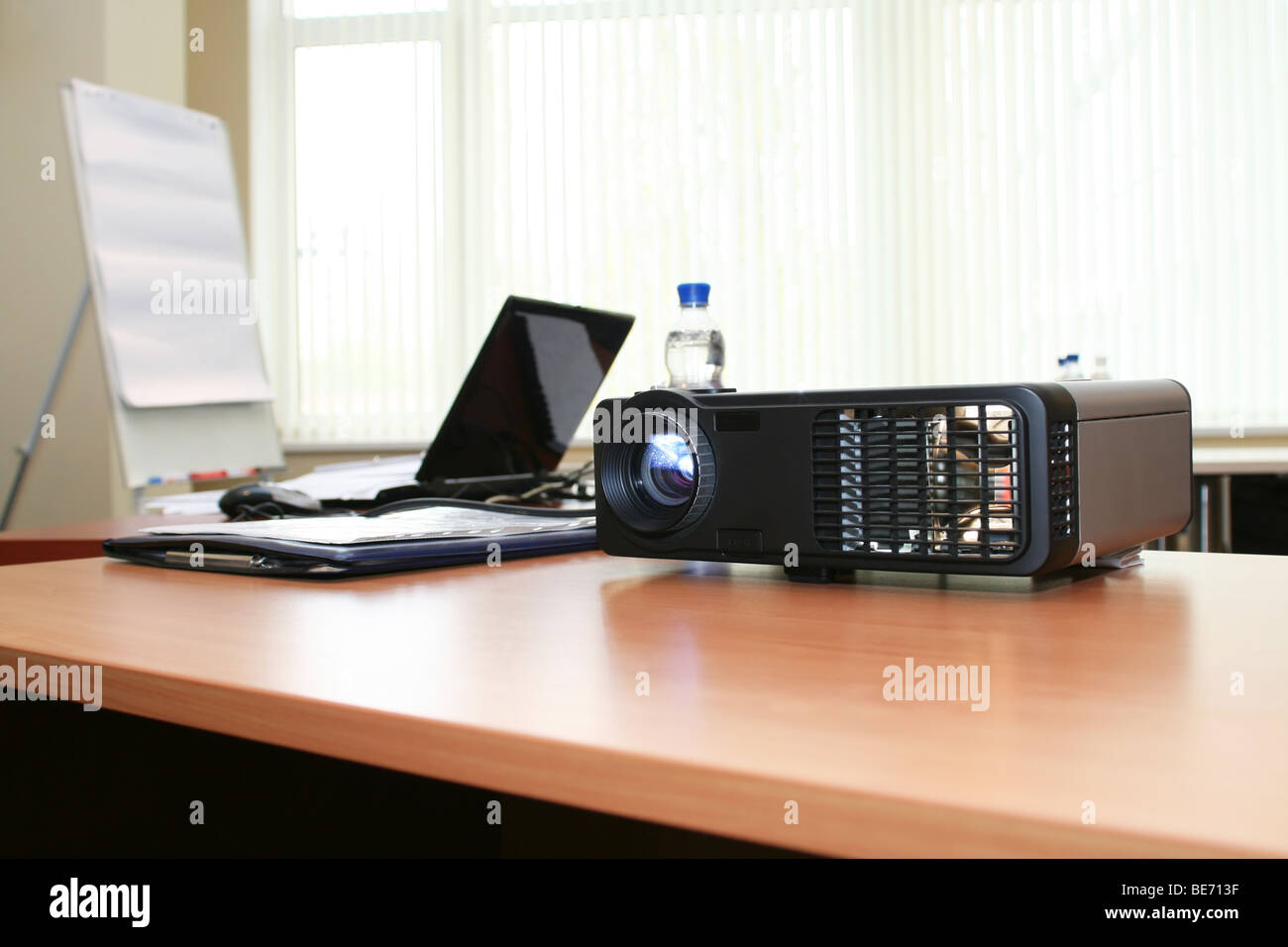 El proyector y el ordenador portátil sobre la mesa en la sala de juntas  Fotografía de stock - Alamy