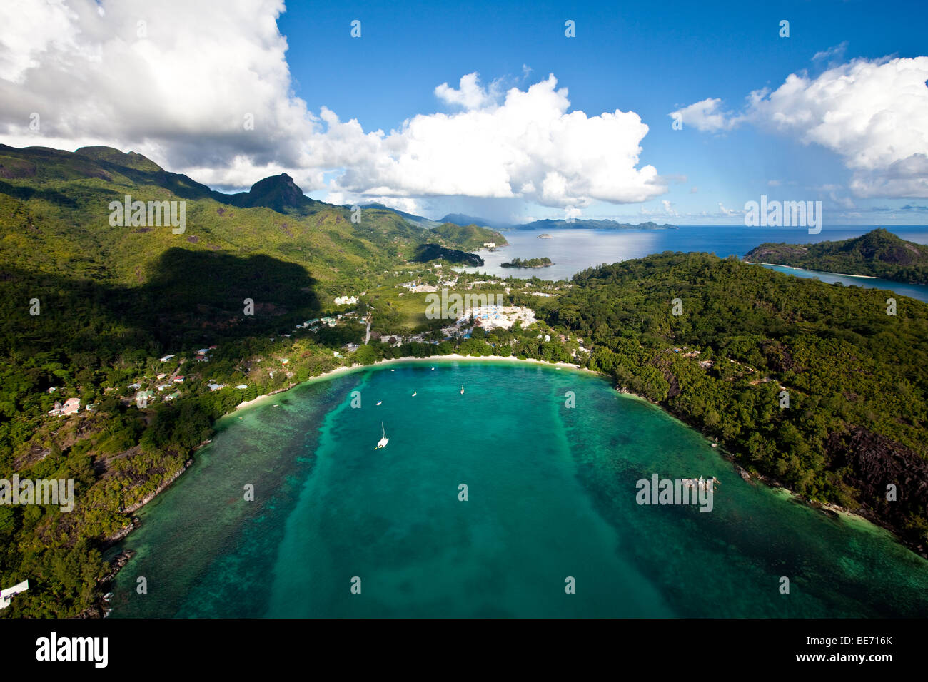 La costa de Pointe de l'escalier, NYS Village en la parte posterior, en la Isla de Mahe, Seychelles, el Océano Índico, África Foto de stock