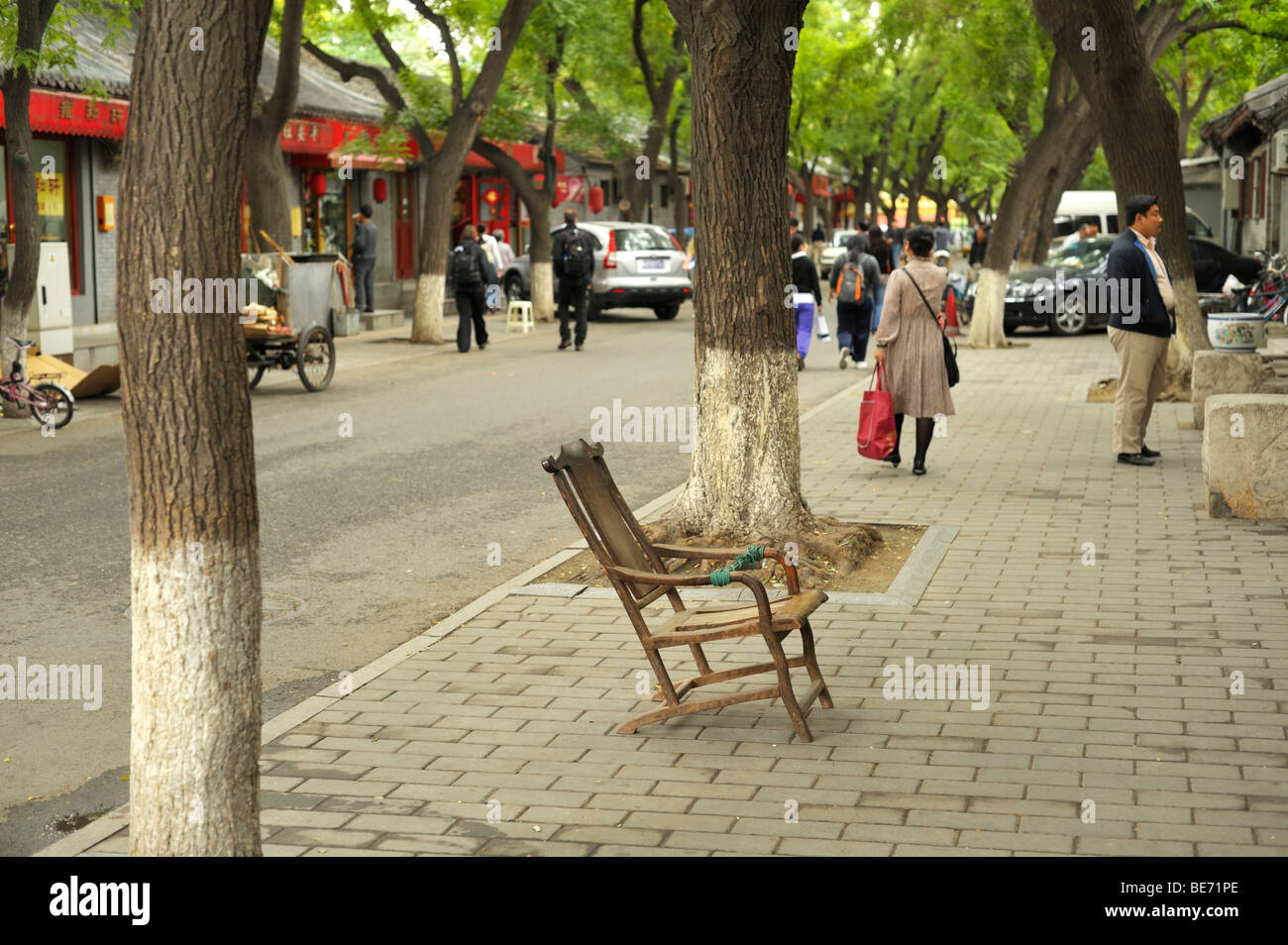 Una escena en la calle, cerca del Templo Lama Yong él Gong a Dongcheng Hutong Foto de stock