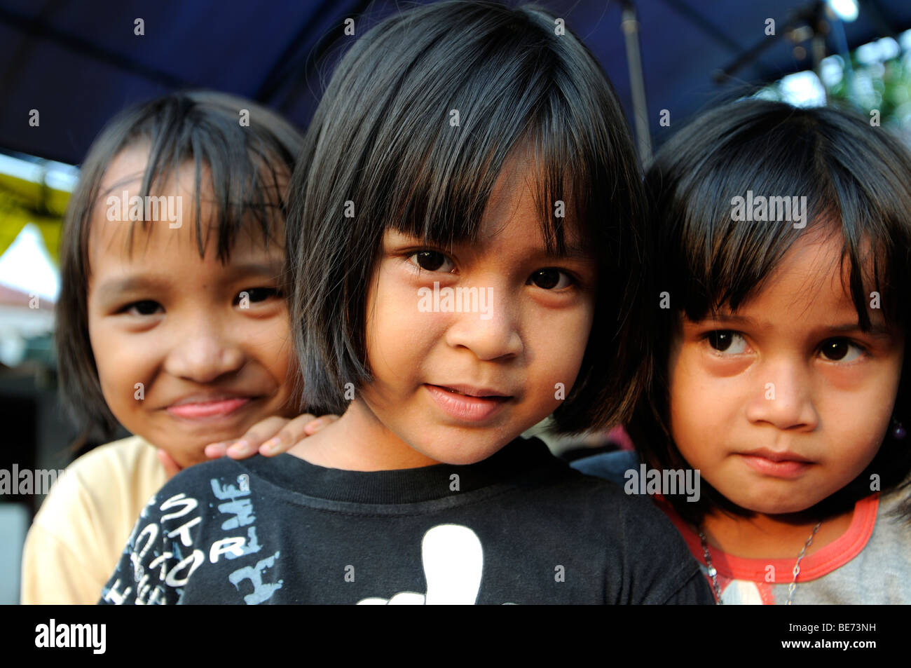 Los niños en la calle Jalan jaksa concierto cerca de Yakarta, Indonesia Foto de stock