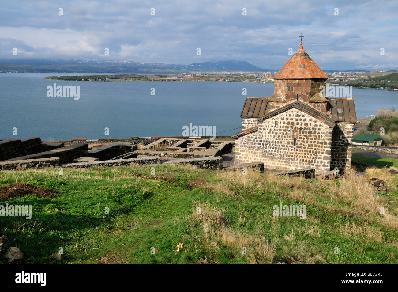 Sevanavank, la histórica iglesia armenia sobre lago Sevan, Armenia, Asia Foto de stock