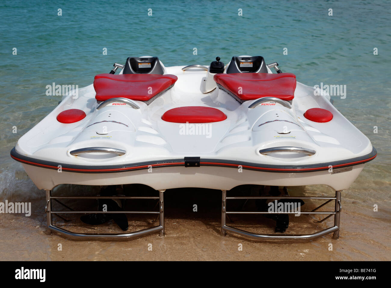 En barco con fondo de cristal moderno con motor eléctrico, playa, playa, Mahmya Isla Giftun Hurghada, Egipto, África, el Mar Rojo. Foto de stock