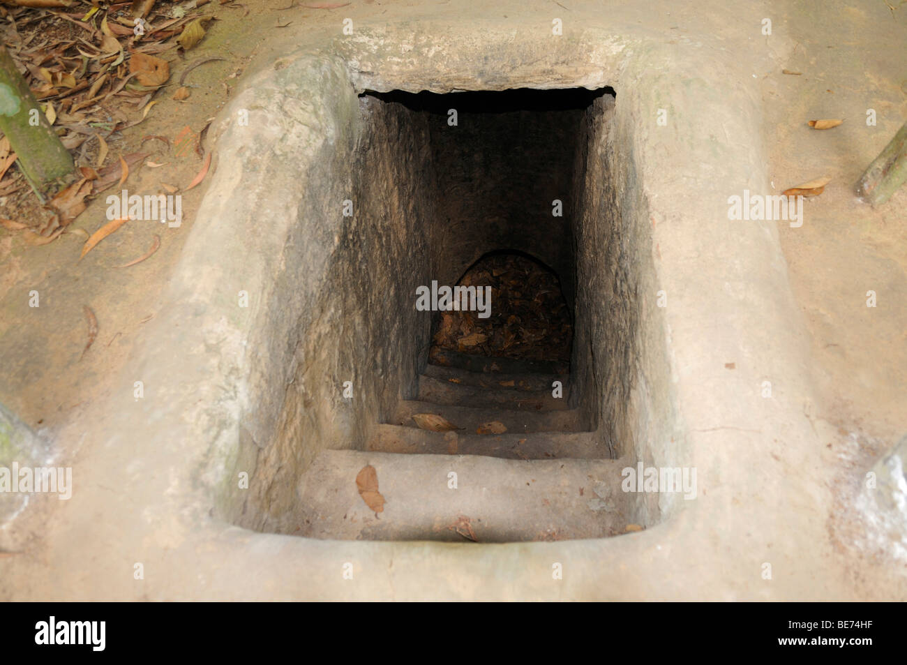Entrada al sistema de túneles del Viet Cong en Chu Chi, Vietnam, Asia Foto de stock