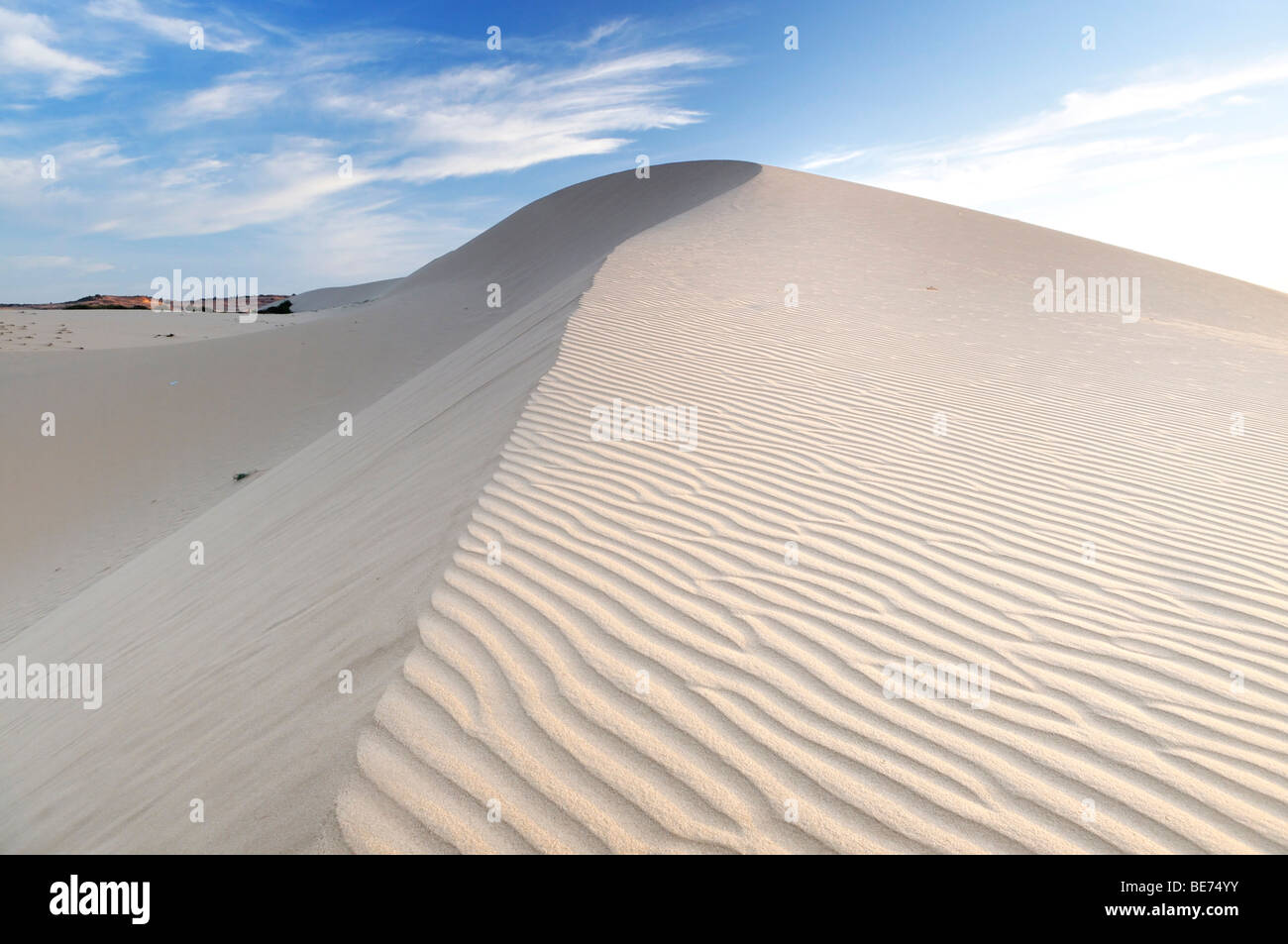 Paisaje desértico y dunas de arena blanca, Bau Ba "Sahara Vietnamita", Bao Trang, Lago Blanco, Vietnam, Asia Foto de stock