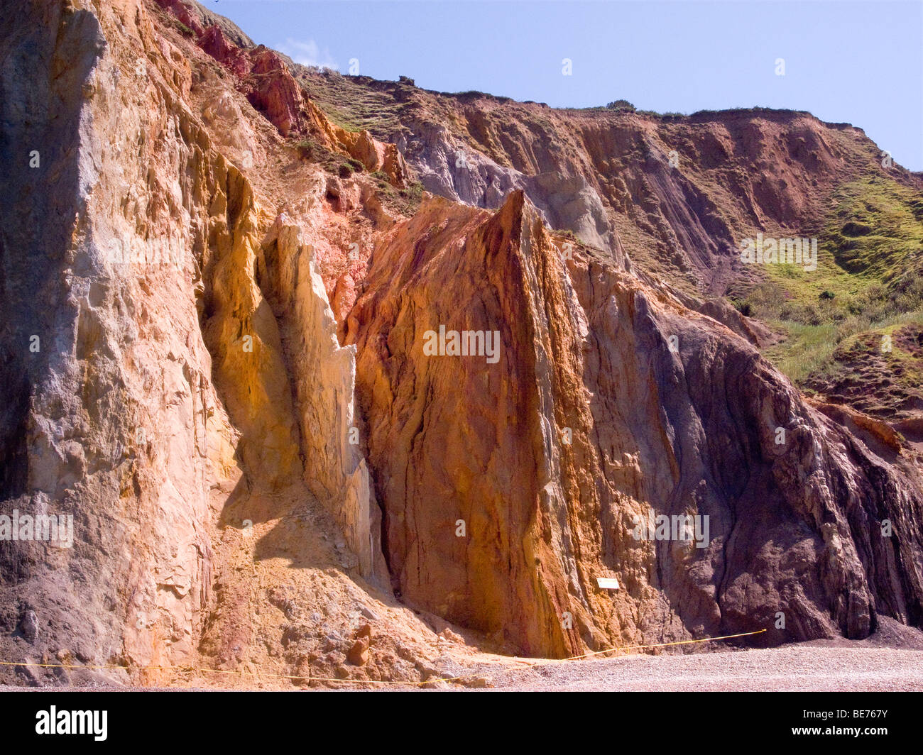 Alum Bay arena coloreada de color naranja cálido de arenisca de OIA acantilado rojo amarillo estratos bastante rockface roca recoger vacaciones Foto de stock