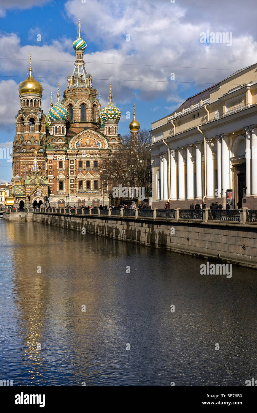 La Iglesia del Salvador sobre la sangre derramada o la Catedral de la resurrección de Cristo, San Petersburgo, Rusia Foto de stock