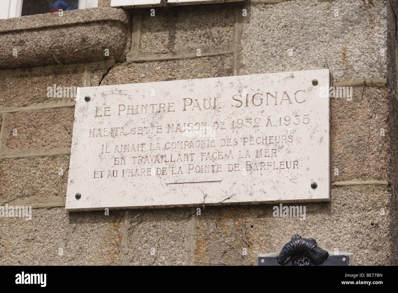 Placa en la casa en Barfleur en el que la artista Paul Signac vivió 1932-5 Foto de stock