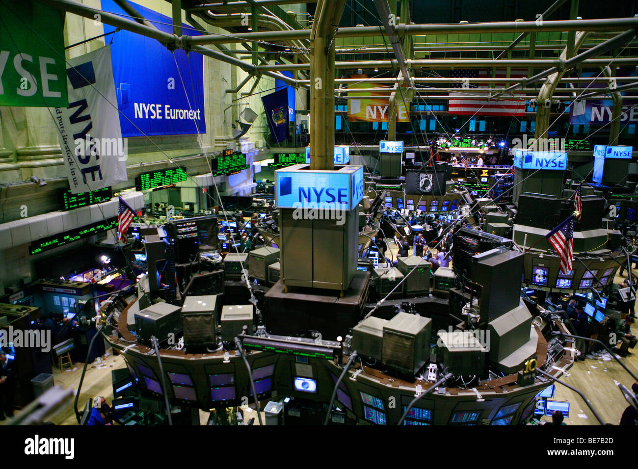 Vista general de los comerciantes que trabajan en el piso de la Bolsa de Valores de Nueva York Nueva York Foto de stock