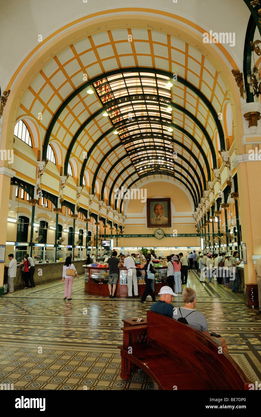 Edificio colonial francés, interieur de la oficina principal de correos, Saigon, Ho Chi Minh, Vietnam, Asia Foto de stock
