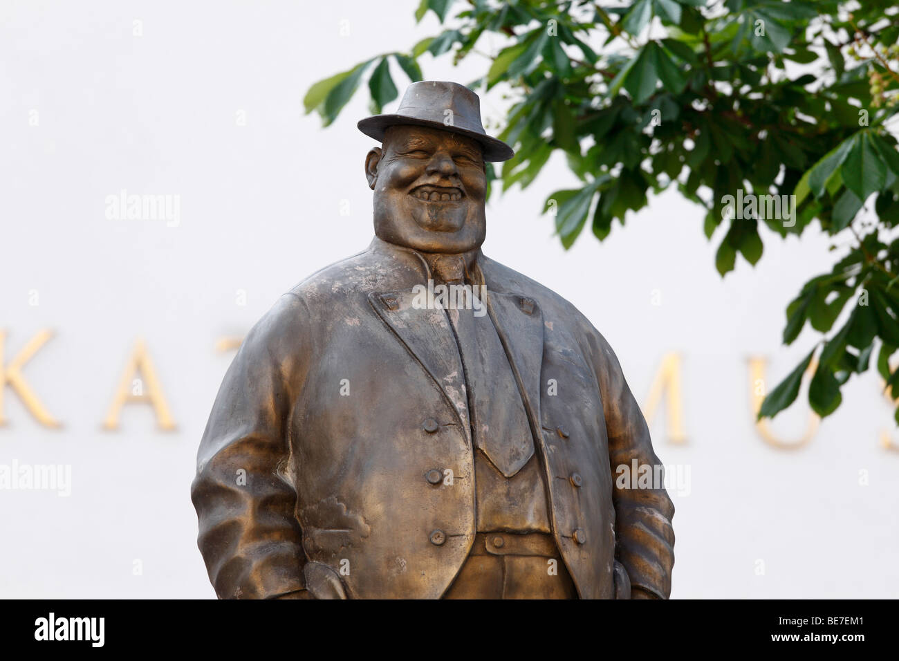Escultura en bronce por Manfred Deix delante del museo de la caricatura Karikaturmuseum, arte milla en Krems, la región de Wachau, Bajar Aus Foto de stock