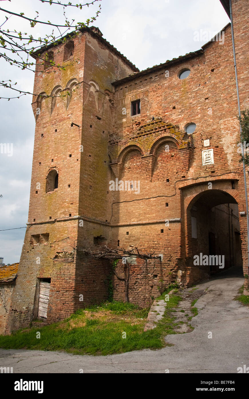 Entrada a la Grancia di Cuna, una antigua granja fortificada mantiene cerca  de Siena, Toscana Fotografía de stock - Alamy