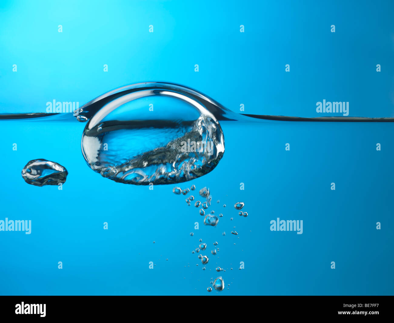 Burbuja de oxígeno subiendo a la superficie del agua Foto de stock
