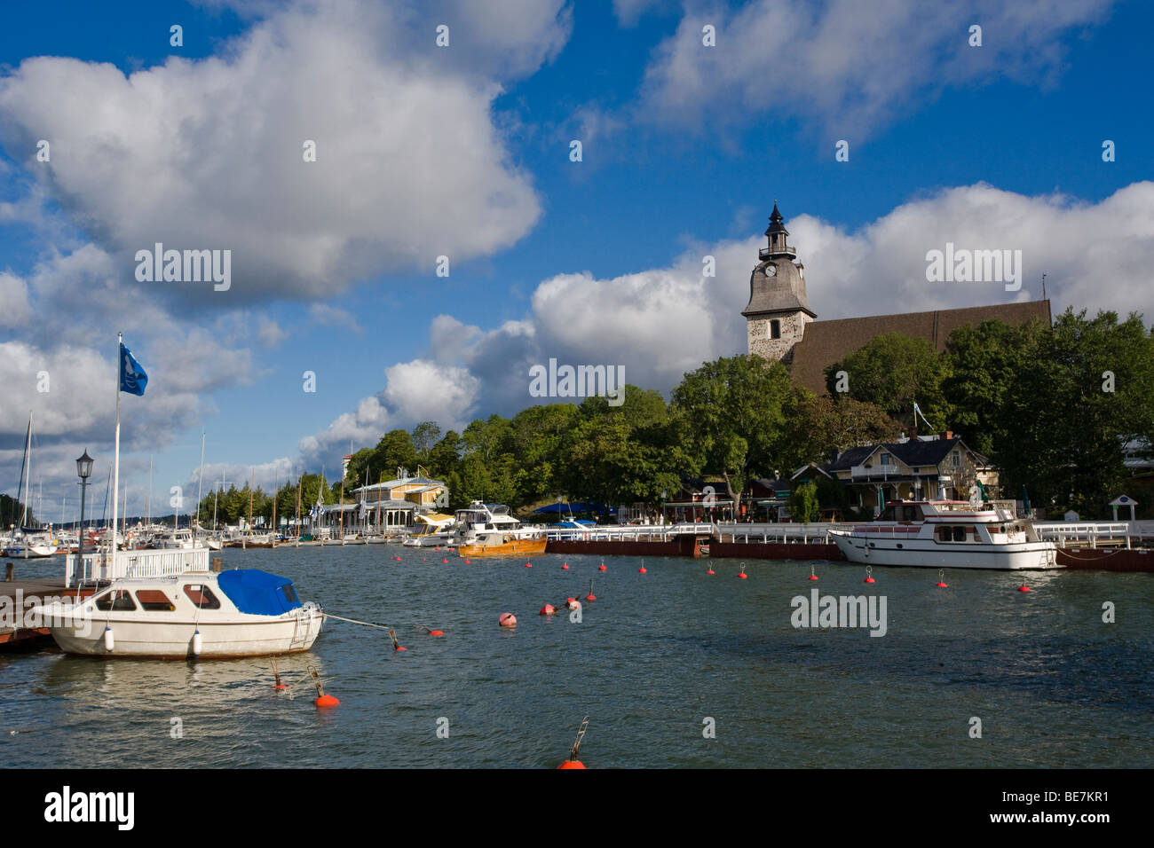 Finlandia Finlandia occidental, Naantali, harborview con Luostarikirkko, la iglesia convento medieval Foto de stock