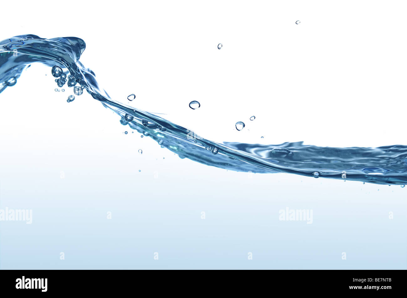 Las salpicaduras de agua en tonos azules y aislado sobre un fondo blanco. Foto de stock