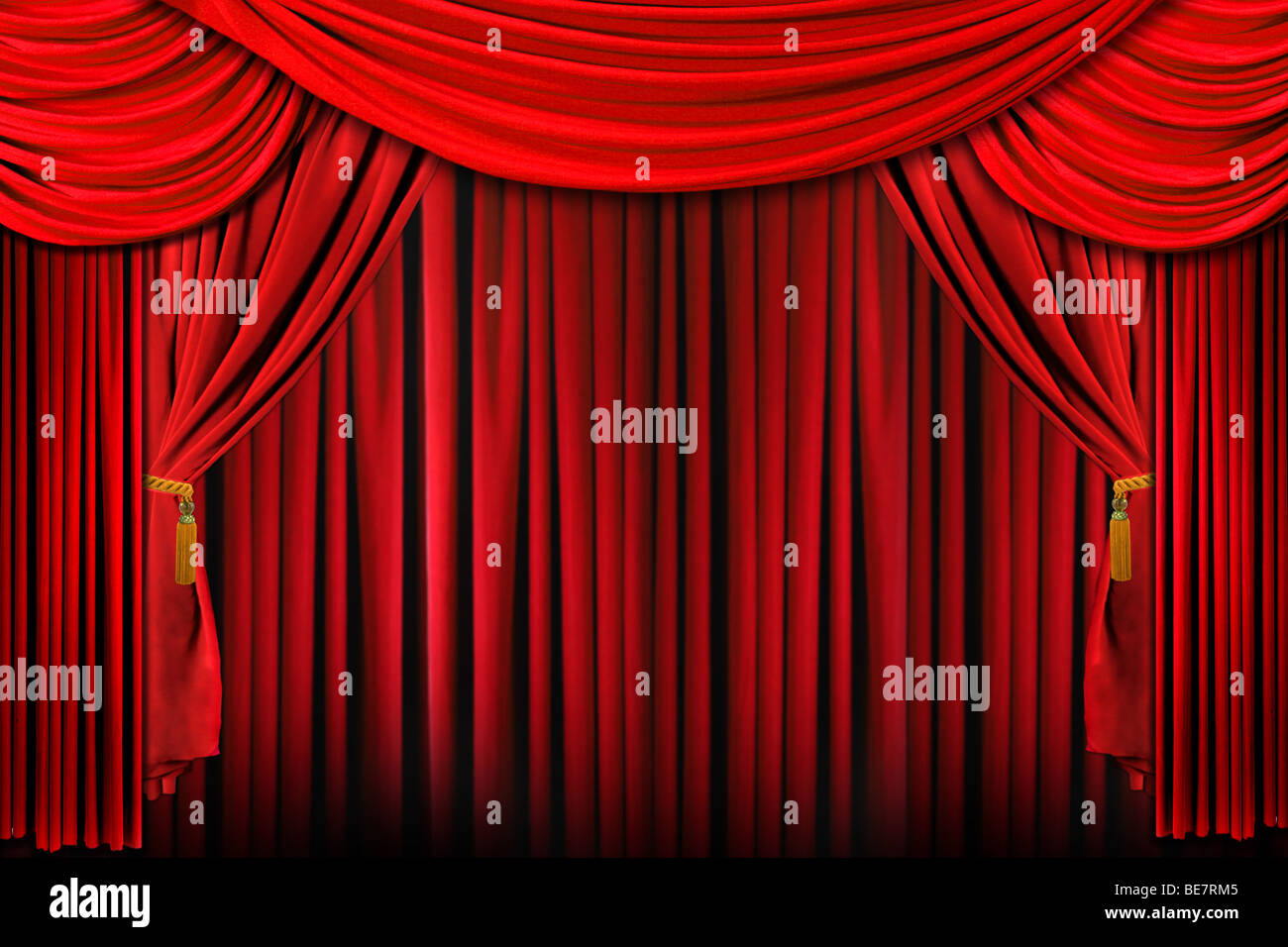 Las cortinas de un escenario en rojo brillante iluminación dramática Foto de stock