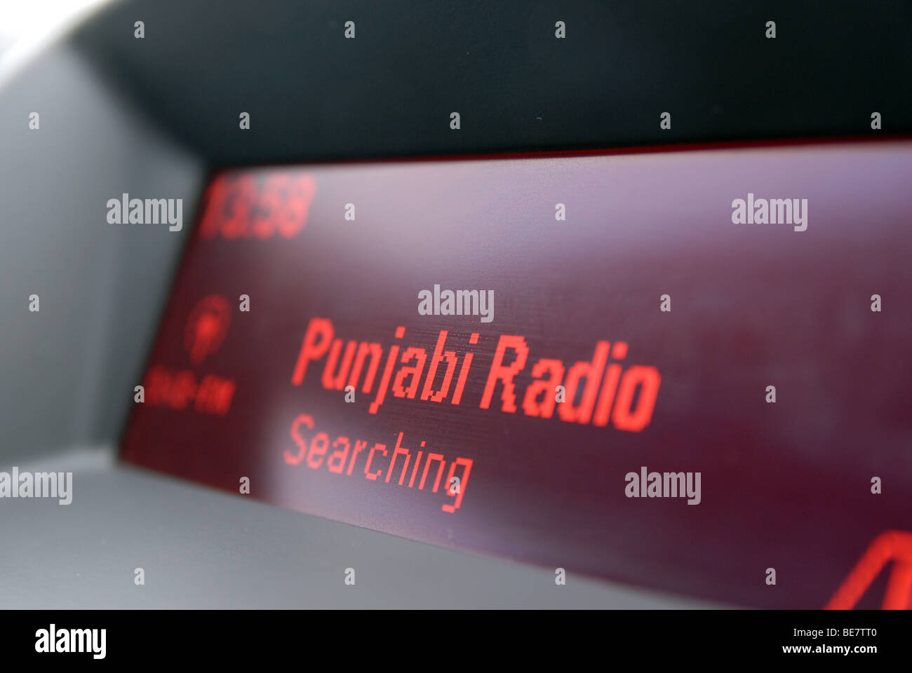 Un auto-radio que muestra la emisora de radio Punjabi Foto de stock