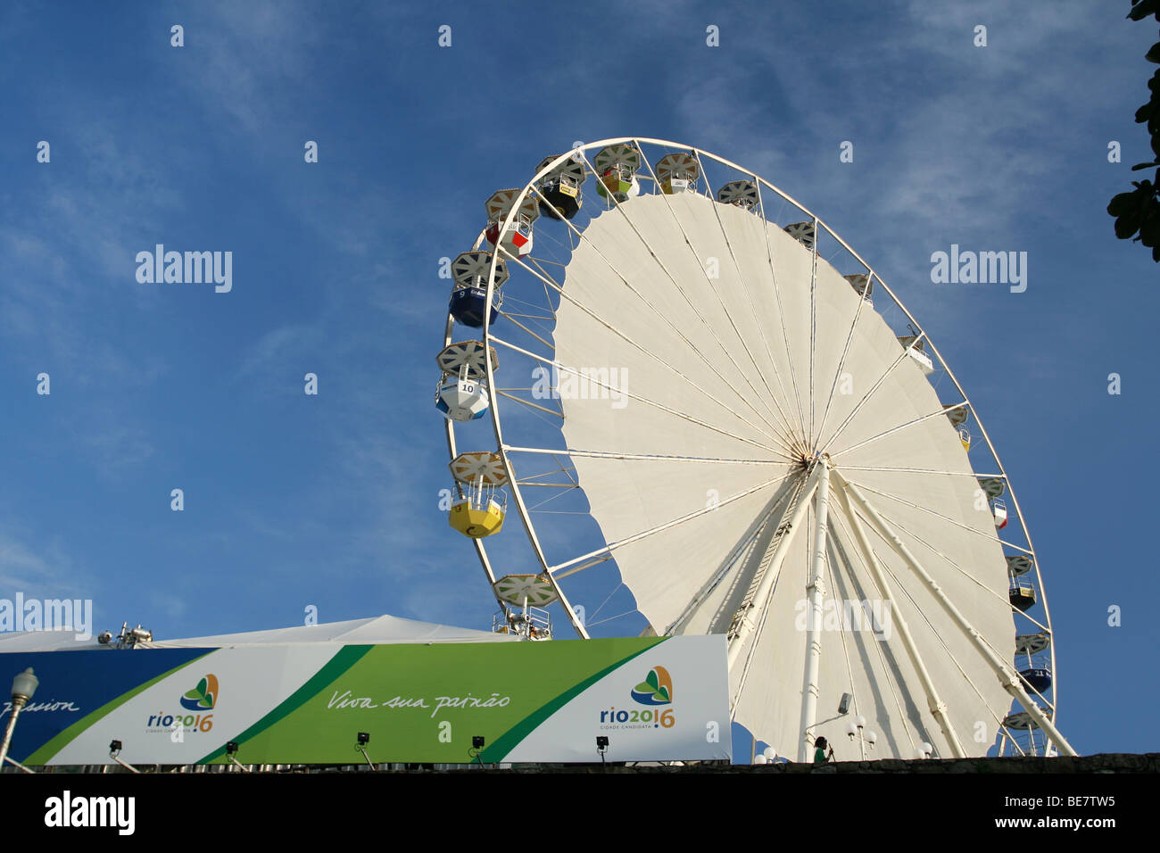 La noria construido en Río de Janeiro como parte de la campaña de la ciudad para los Juegos Olímpicos de Verano de 2016. Foto de stock
