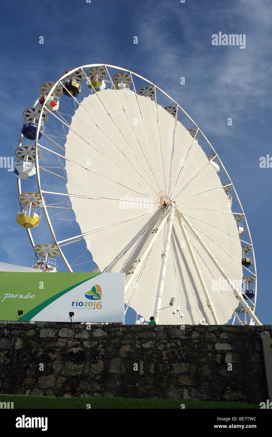 La noria construido en Río de Janeiro como parte de la campaña de la ciudad para los Juegos Olímpicos de Verano de 2016. Foto de stock