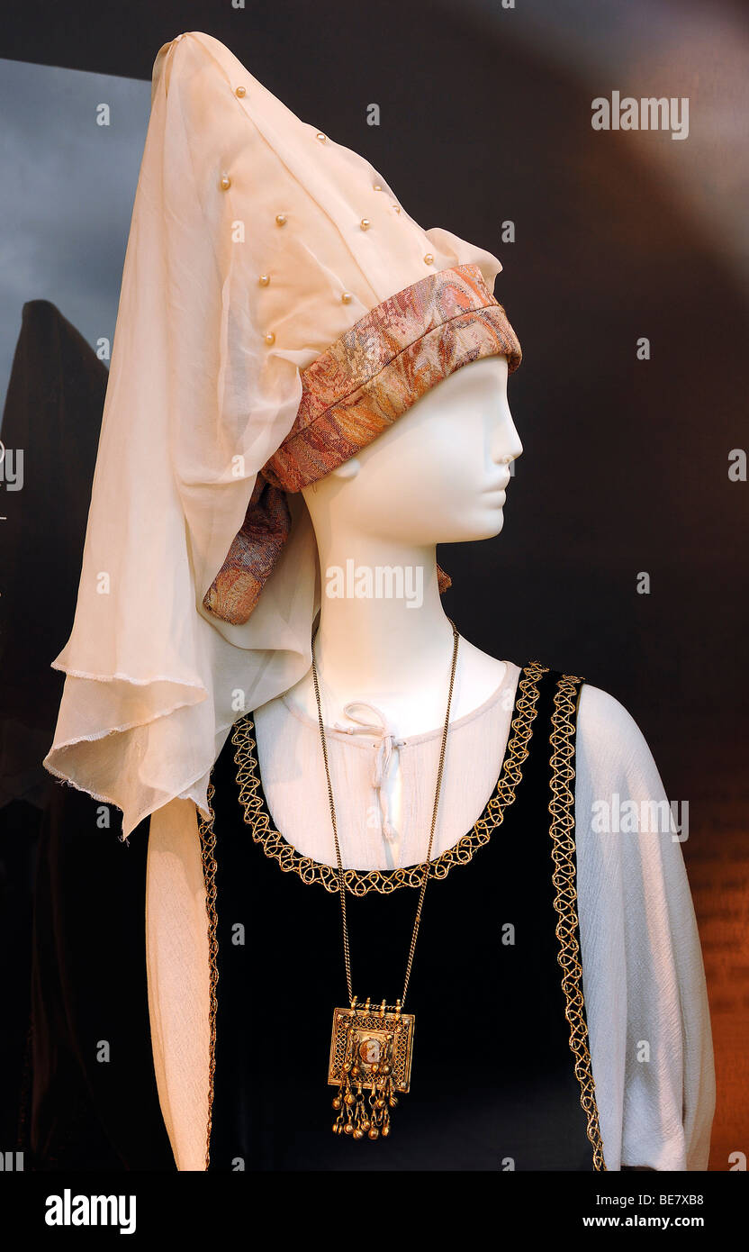 Vestido cortesano fotografías e imágenes de alta resolución - Alamy Vestido cortesano fotografías e imágenes de alta resolución - Alamy