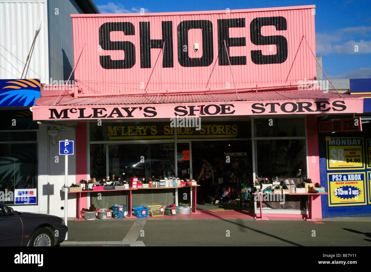 Zapatería Waihi en la State Highway 2, Isla del Norte, Nueva Zelanda. Waihi  es el sitio de la mina de oro Martha grande Fotografía de stock - Alamy