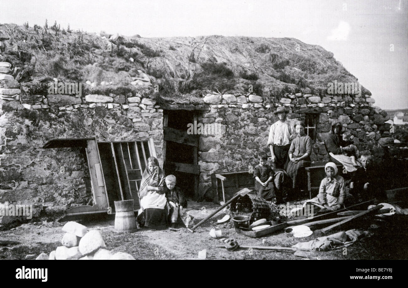 Familia de campesinos irlandeses después del desalojo de su casa con techo de césped alrededor de 1895 Foto de stock