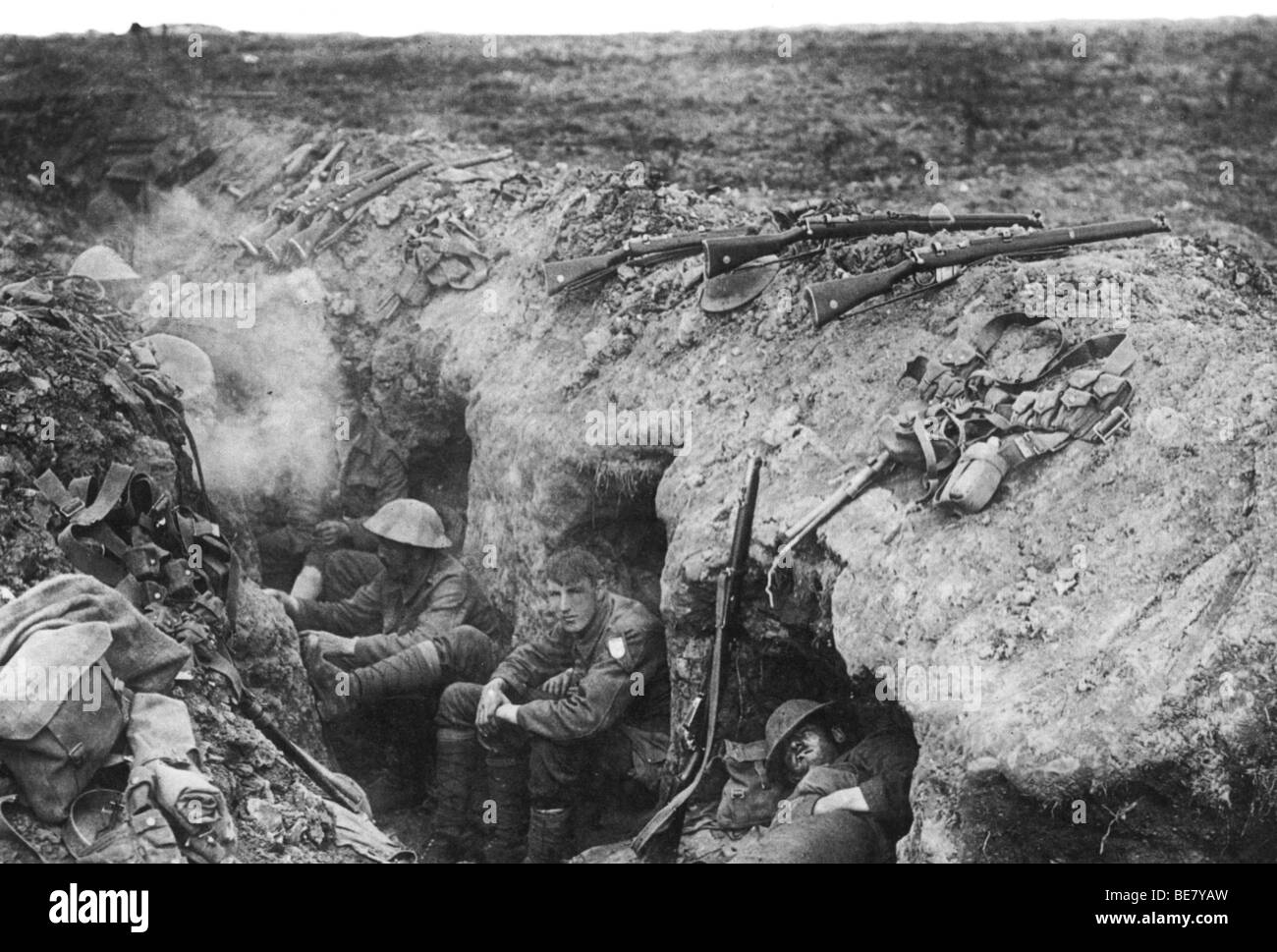 La primera guerra mundial, los soldados británicos descansando en su trinchera Foto de stock