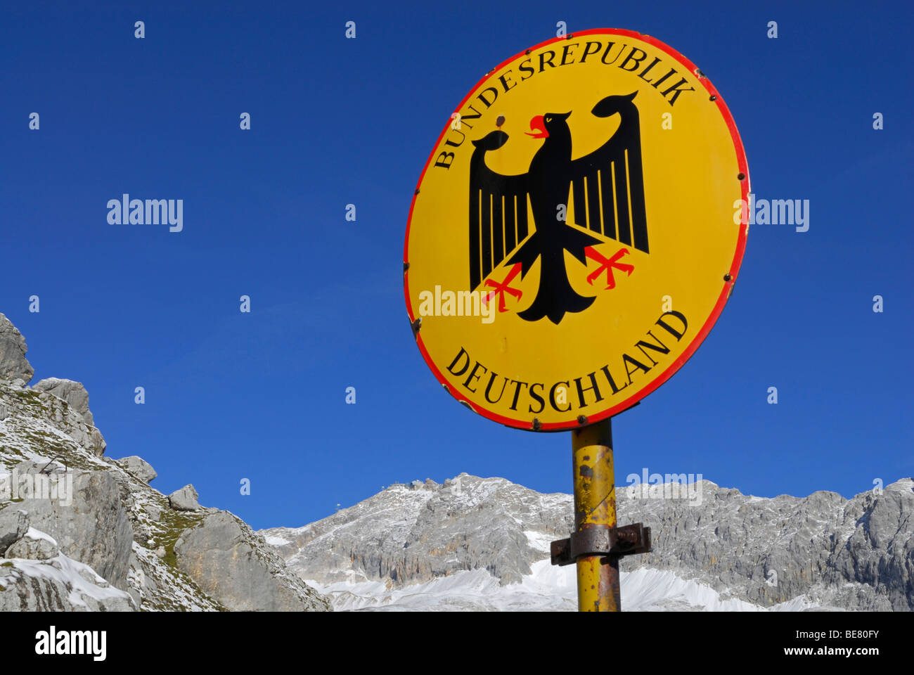 Signo de boarder Bundesrepublik Deutschland con Bundesadler en la muesca Gatterl con vistas a Zugspitze, rango de Wetterstein, Ba superior Foto de stock