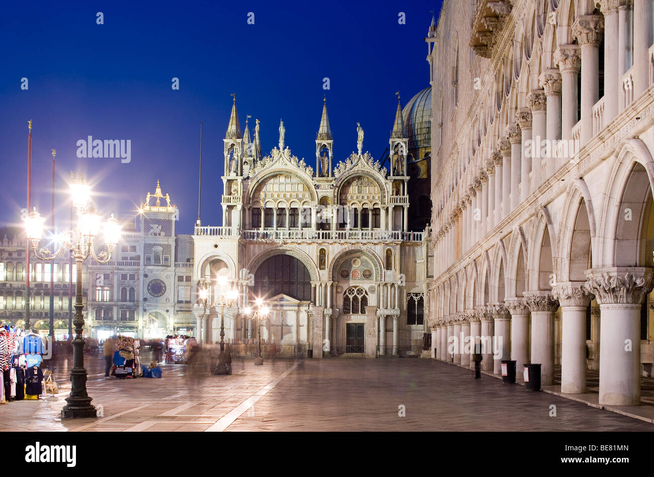 La Plaza de San Marcos, la Piazza San Marco, con la Basílica de San Marcos y el Palacio Ducal, el Palazzo Ducale, Venecia, Italia, Europa Foto de stock