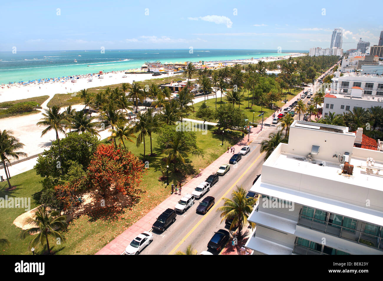 A la vista del Lummus Park y la playa, Ocean Drive, South Beach, Miami Beach, Florida, EE.UU. Foto de stock