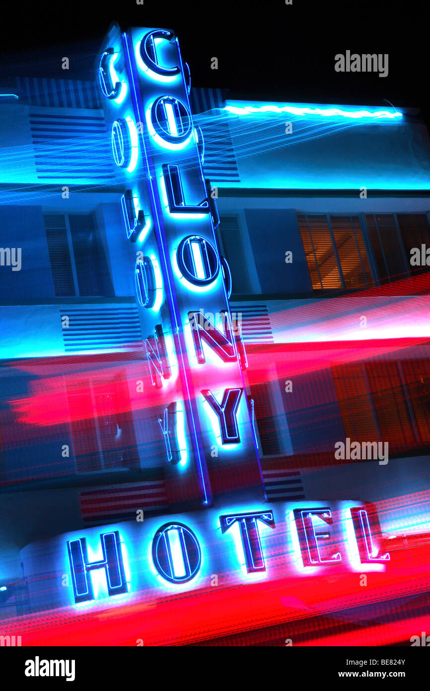 El cartel de neón de la Colonia Hotel por la noche, South Beach, Miami Beach, Florida, EE.UU. Foto de stock