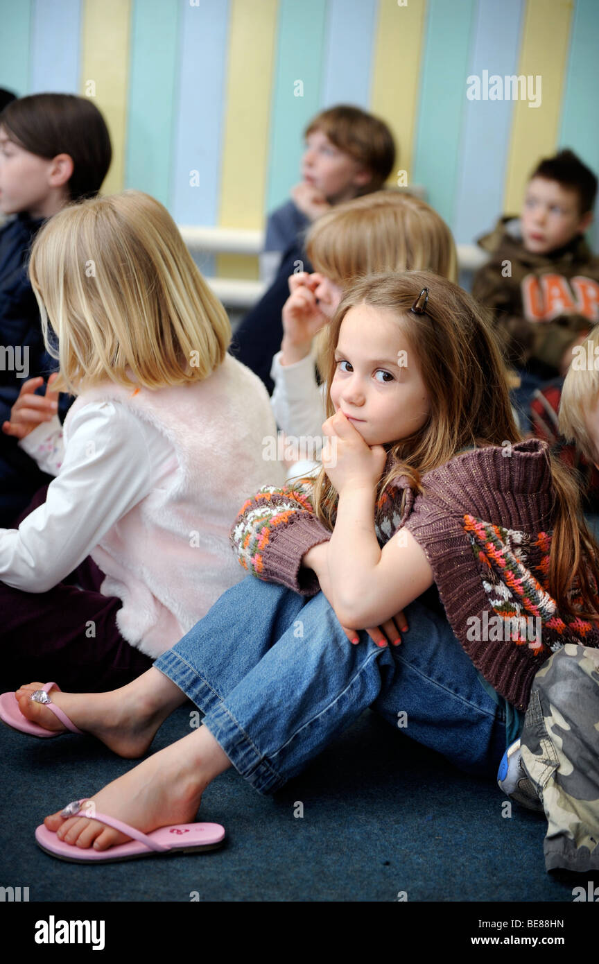 Niños en una asamblea en una escuela dominical UK Foto de stock