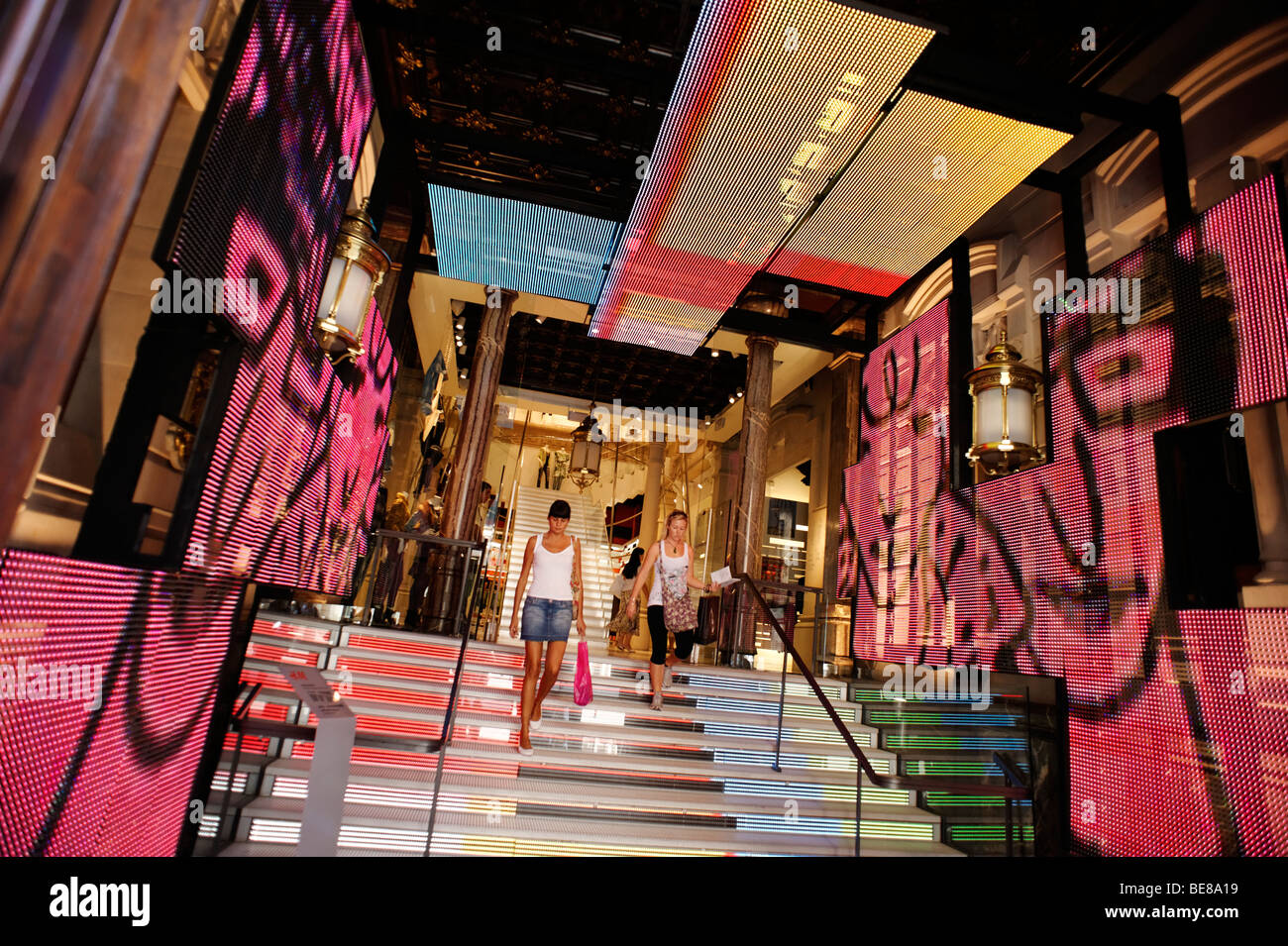 Entrada de neón para H&M tienda en el centro de Barcelona. España  Fotografía de stock - Alamy