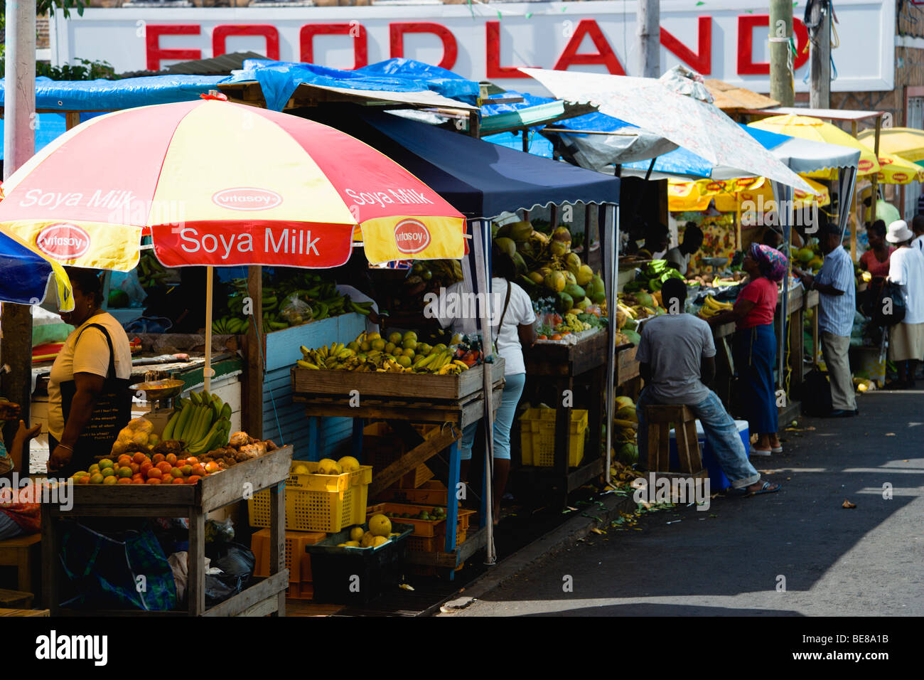 Antillas Granadinas Caribe Grenada St George's Market Square por Foodland  tienda de comida con puestos en la sombra bajo las sombrillas Fotografía de  stock - Alamy