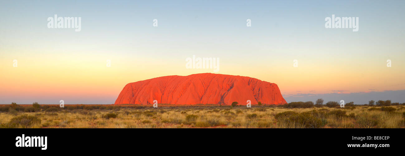 Panorama de Uluru Ayers Rock, al atardecer, el Parque Nacional de Uluru-Kata Tjuta, el Territorio del Norte, Australia Foto de stock