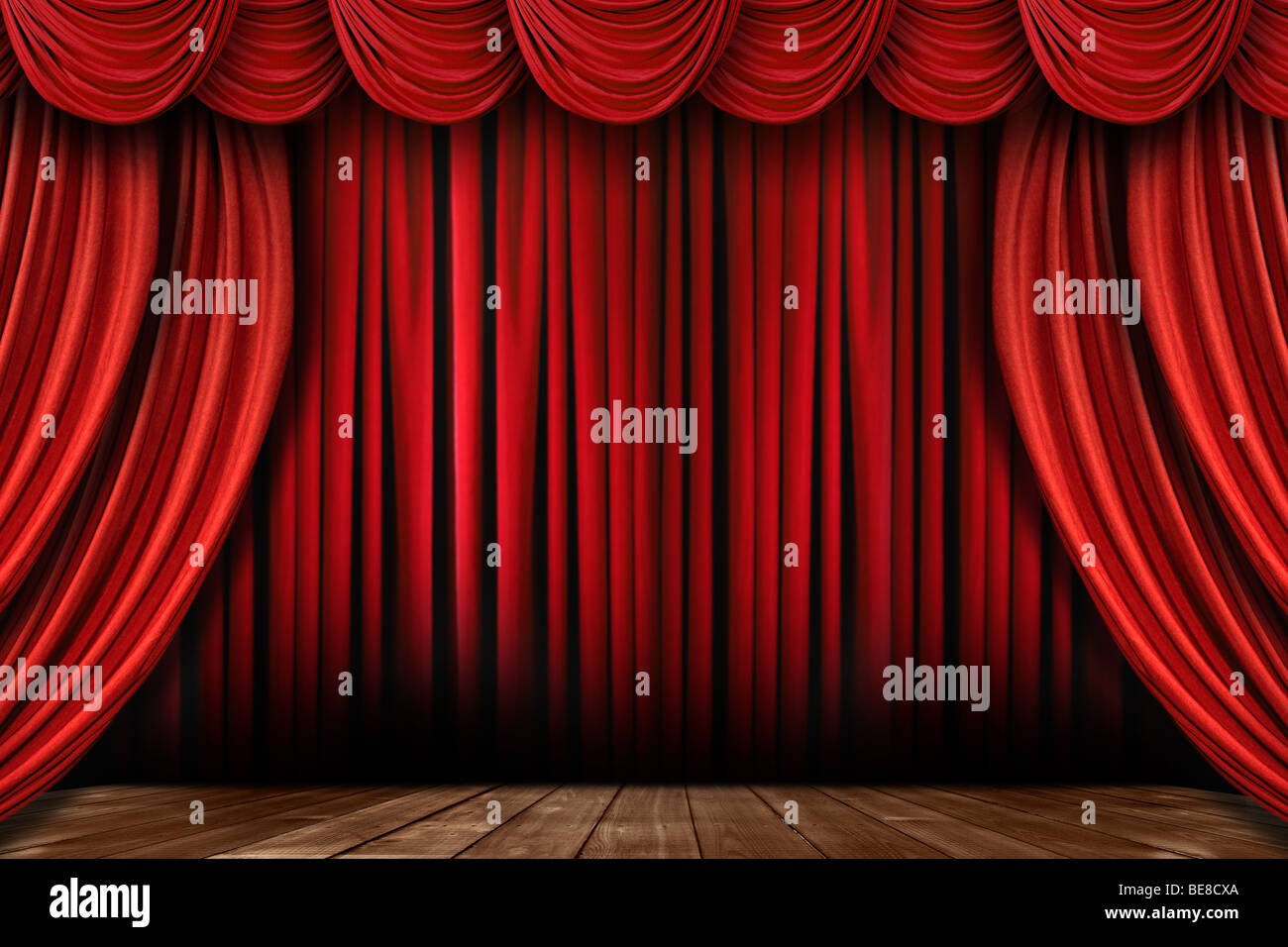 Espectacular escenario cortinas de color rojo brillante con muchos Swags Foto de stock