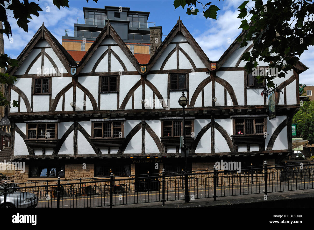 Antiguo edificio de entramado de madera, El Dragón Verde, Broadgate Pub en el Canal Brayford, Lincoln, Lincolnshire, England, United Kingd Foto de stock