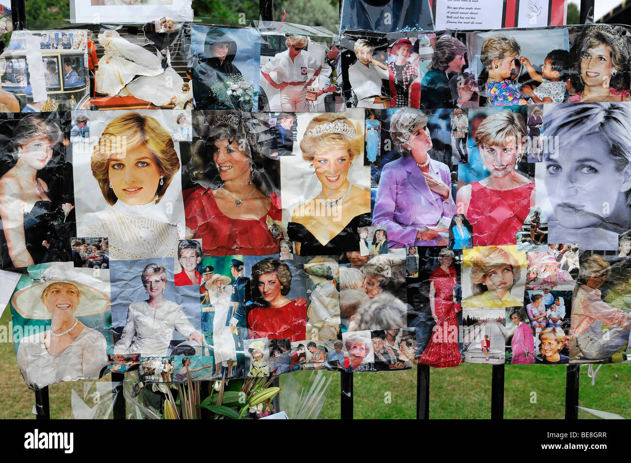 Fotos, recuerdos de la Princesa Diana, murió en 1997, la puerta de entrada, el Palacio de Kensington, Londres, Inglaterra, Reino Unido, Europa Foto de stock
