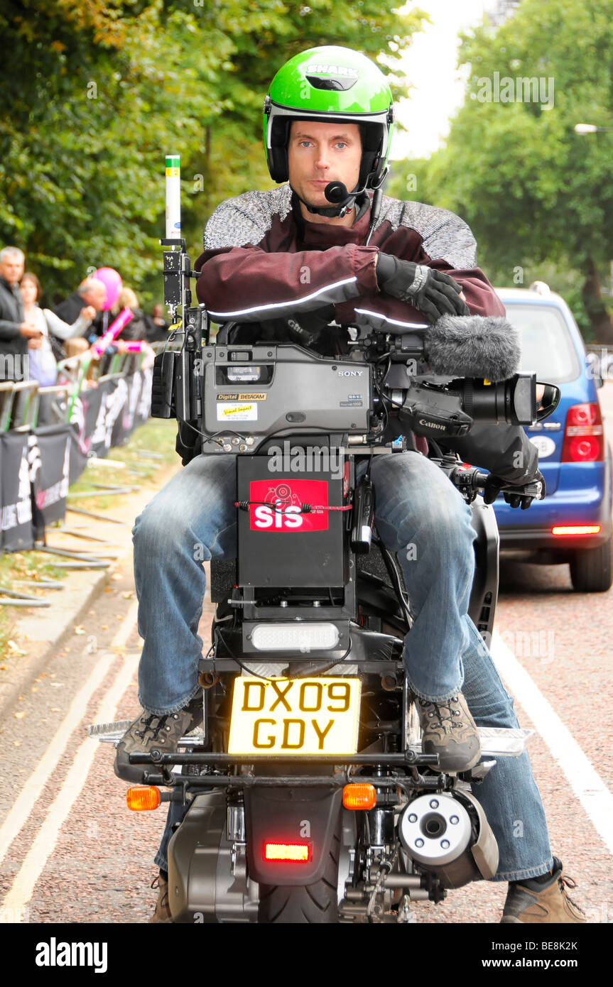 El camarógrafo en una motocicleta, Adidas mujer Reto 5K, Hyde Park,  Londres, Inglaterra, Reino Unido, Europa Fotografía de stock - Alamy